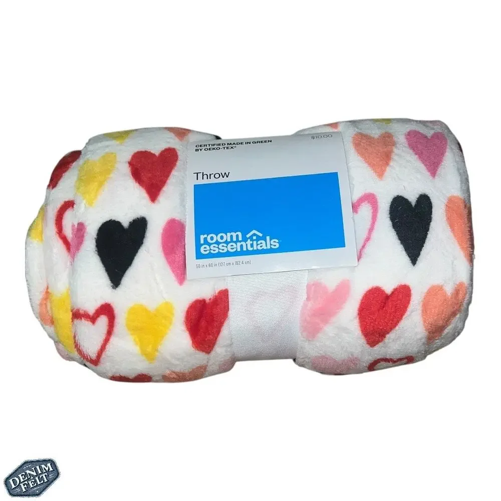 Room Essentials Super Soft Plush Valentines Heart Throw/Blanket | NEW!!‎